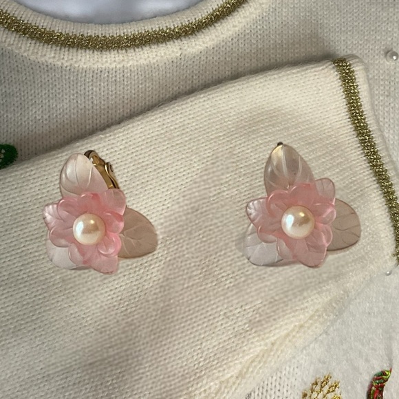 VTG AVON 60s Lucite Flower Clip on Earrings w/ Faux Pearl - Picture 3 of 4